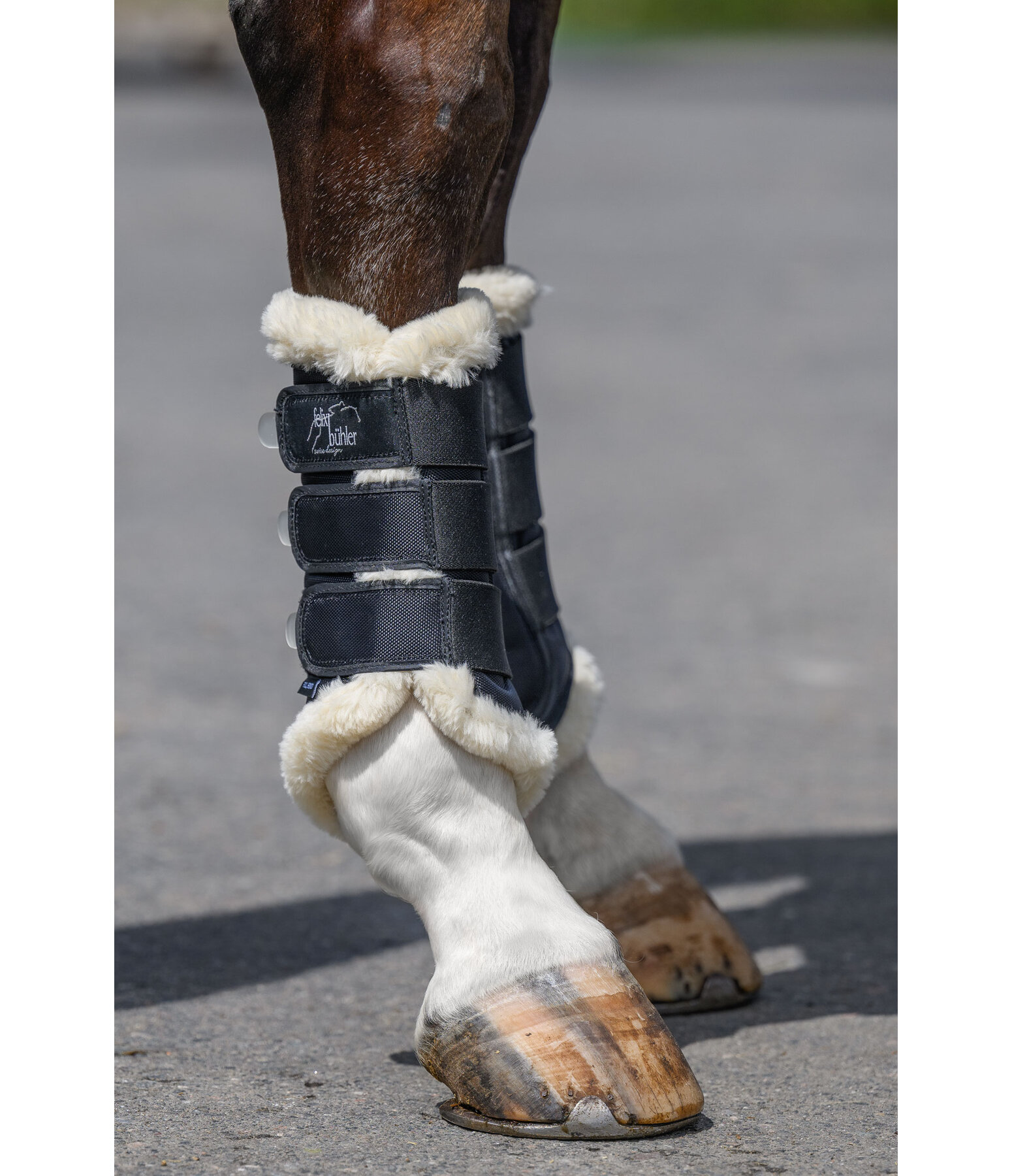 Anschmiegsame Dressurgamaschen mit Innenfutter aus weichem, weitmaschigem Distanzgewebe. Das Meshgewebe f�rdert die Luftzirkulat